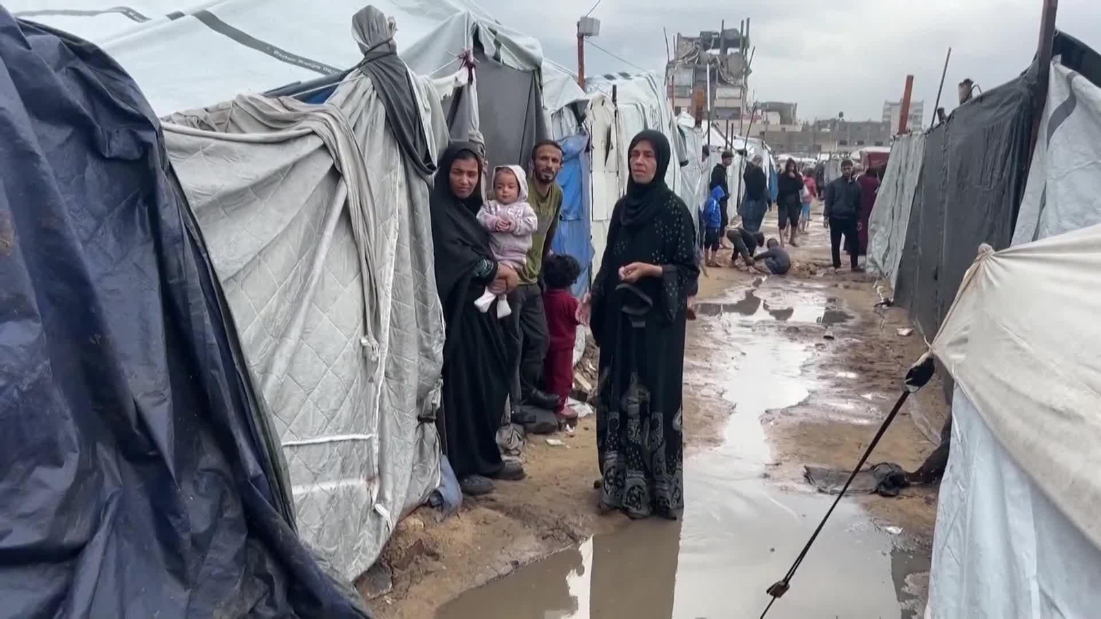Los Gazatíes reconstruyen sus casas mezclando barro y polvo de escombros