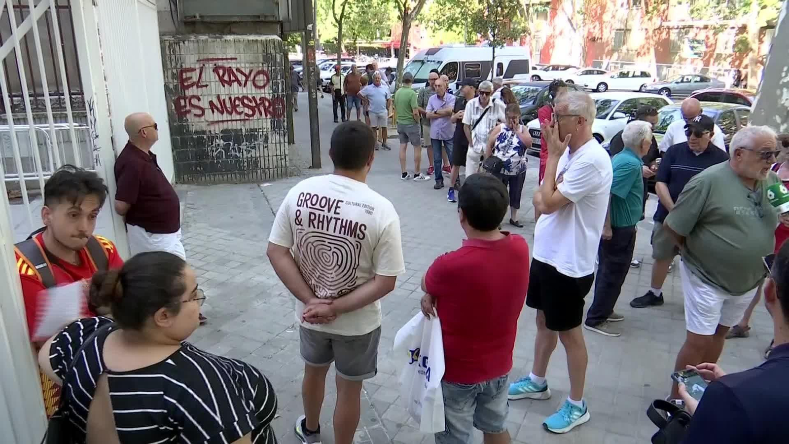 X019-MADRID SOCIOS RAYO RECOGEN ENTRADAS VALLECAS