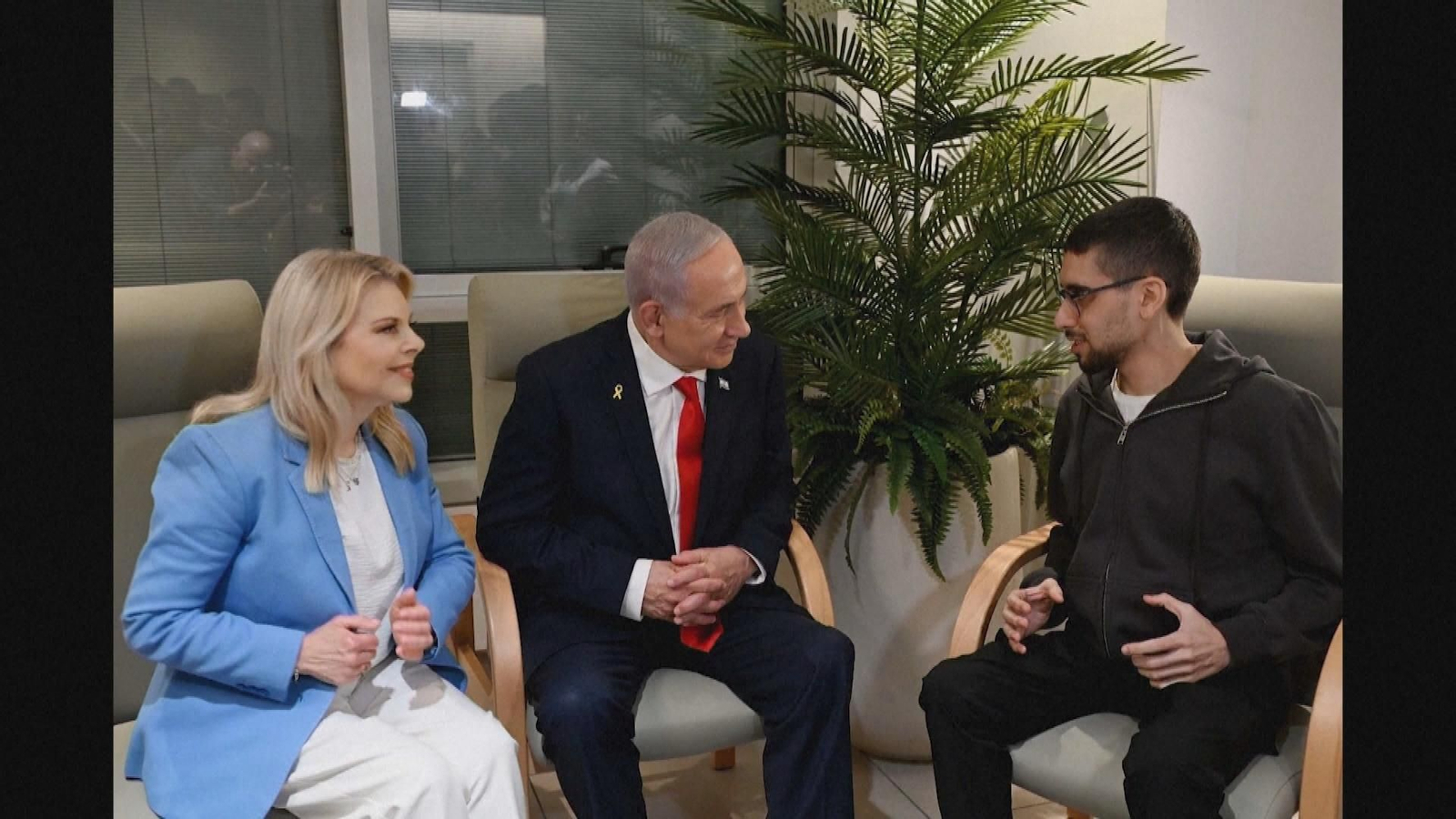 Netanyahu visita a algunos de los rehenes liberados por Hamás