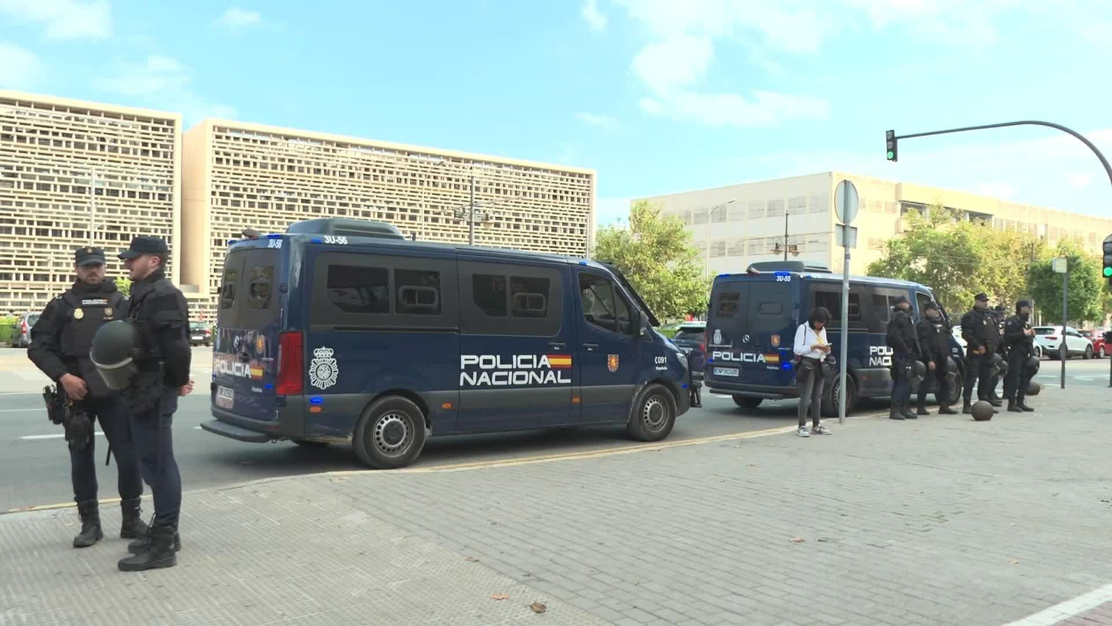 X039-VALENCIA VITO QUILES CANCELA ACTO UNIVERSIDAD