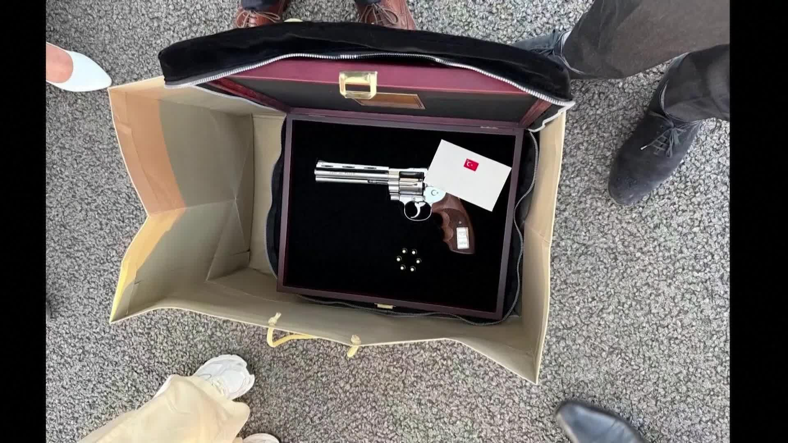 J061-BELGICA MINISTRO ENTREGA REVOLVER REGALO CUMBRE OTAN