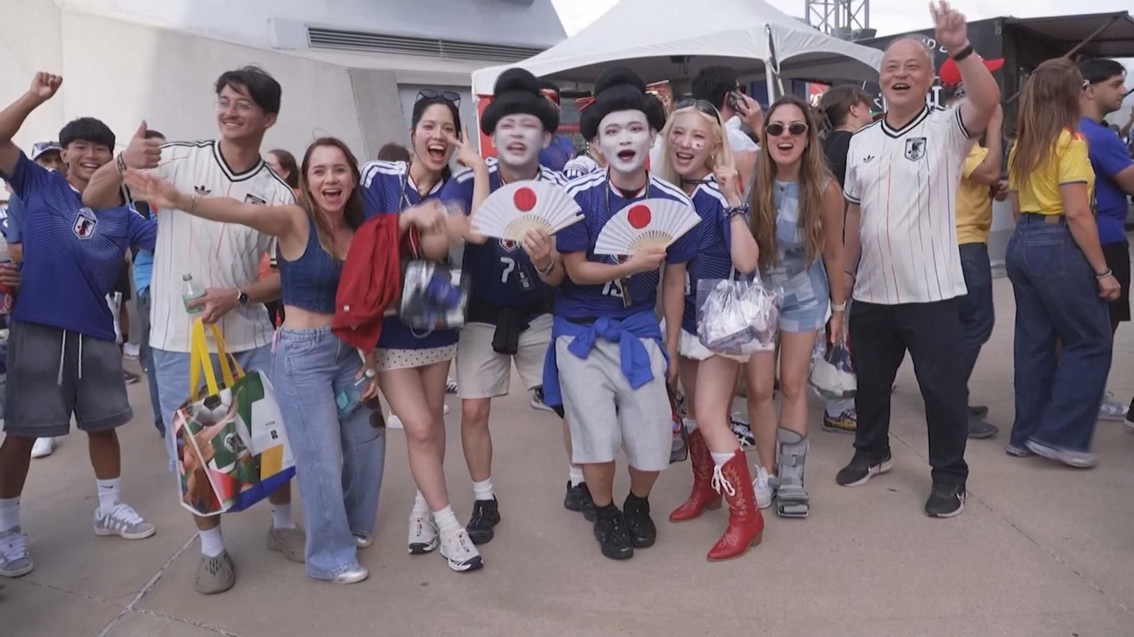 Los hinchas japoneses celebran un valioso empate ante Países Bajos