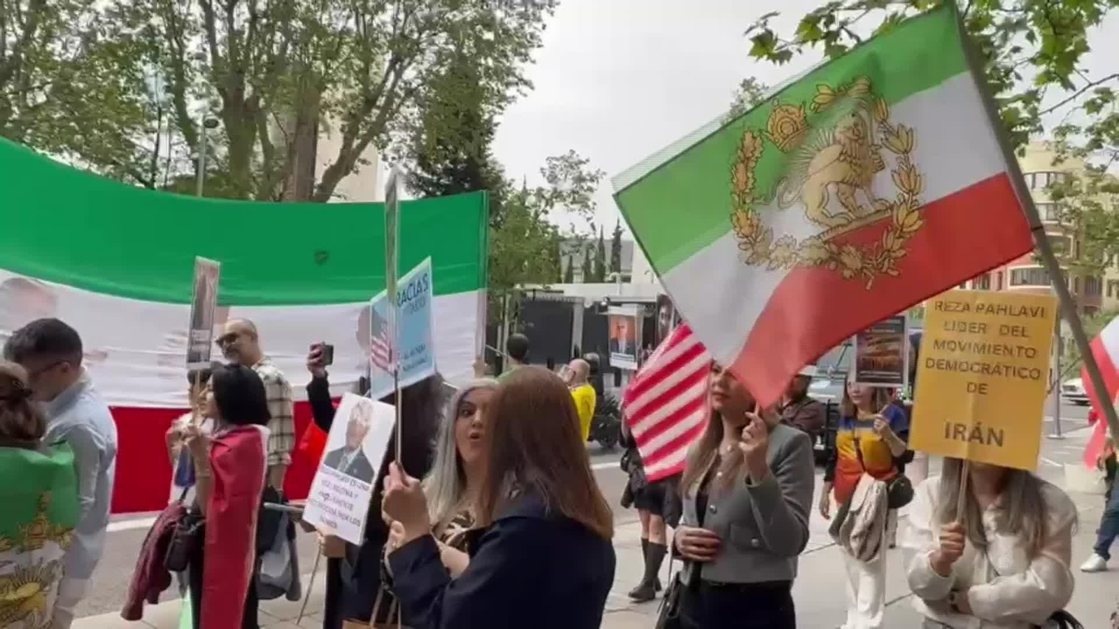 S052-MADRID OPOSITORES AYATOLAS CONCENTRACION EMBAJADA EEUU