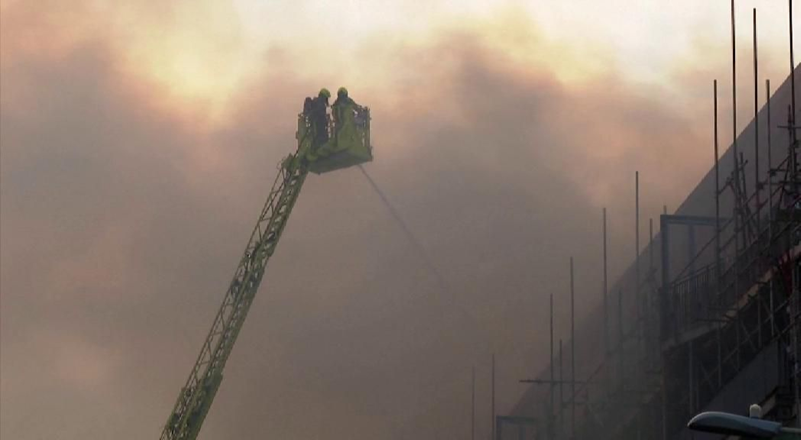 Un gran incendio en un edificio de Londres obliga a evacuar a un centenar de personas Un gran incendio en un edificio de Londres obliga a evacuar a un centenar de personas