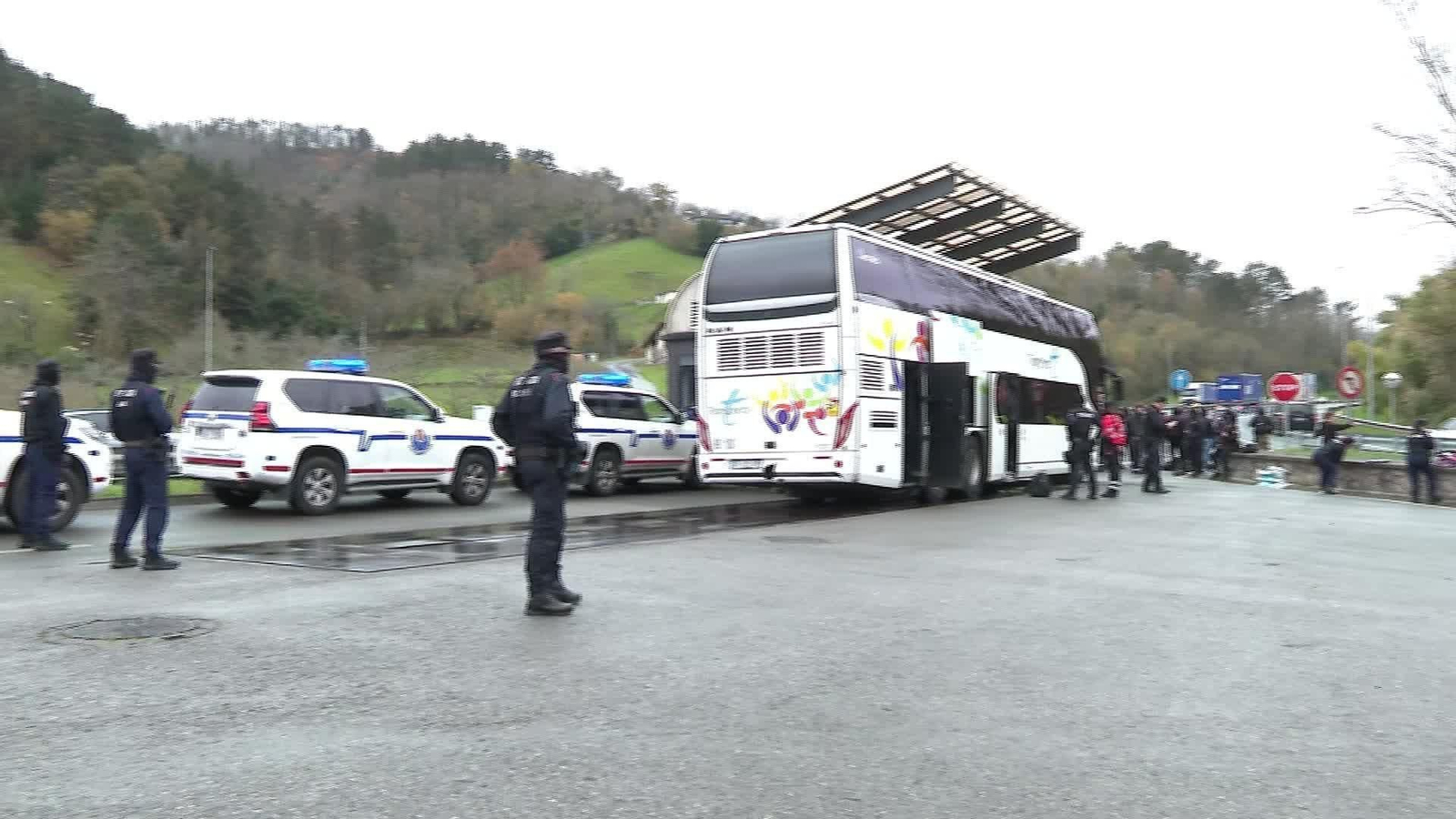 X076-GIPUZKOA CONTROLES EN IRUN A LOS HINCHAS DEL PSG