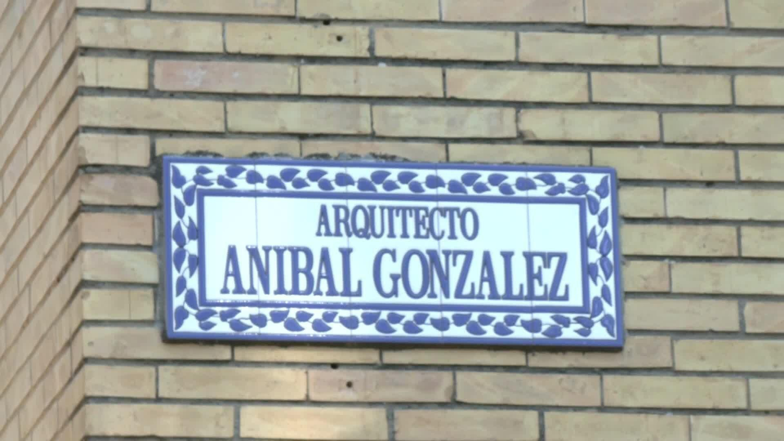 J074-SEVILLA INCENDIO VIVIENDA TARDE
