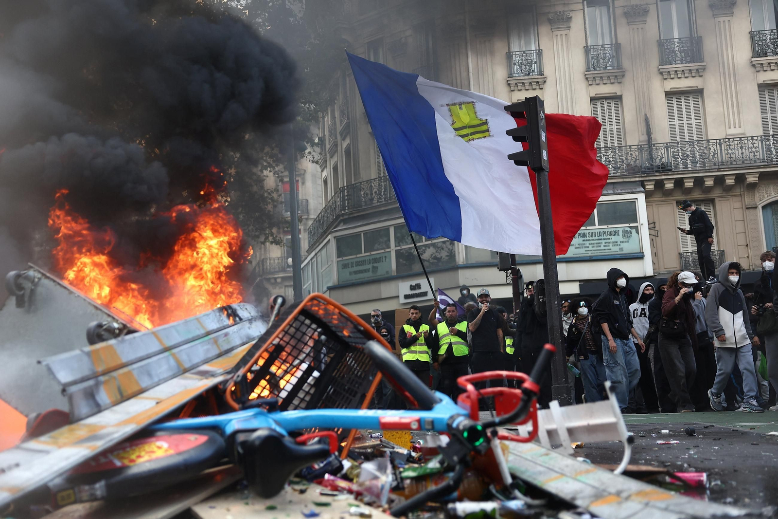 Decenas de miles de personas protestan en Francia contra el deterioro de los servicios públicos