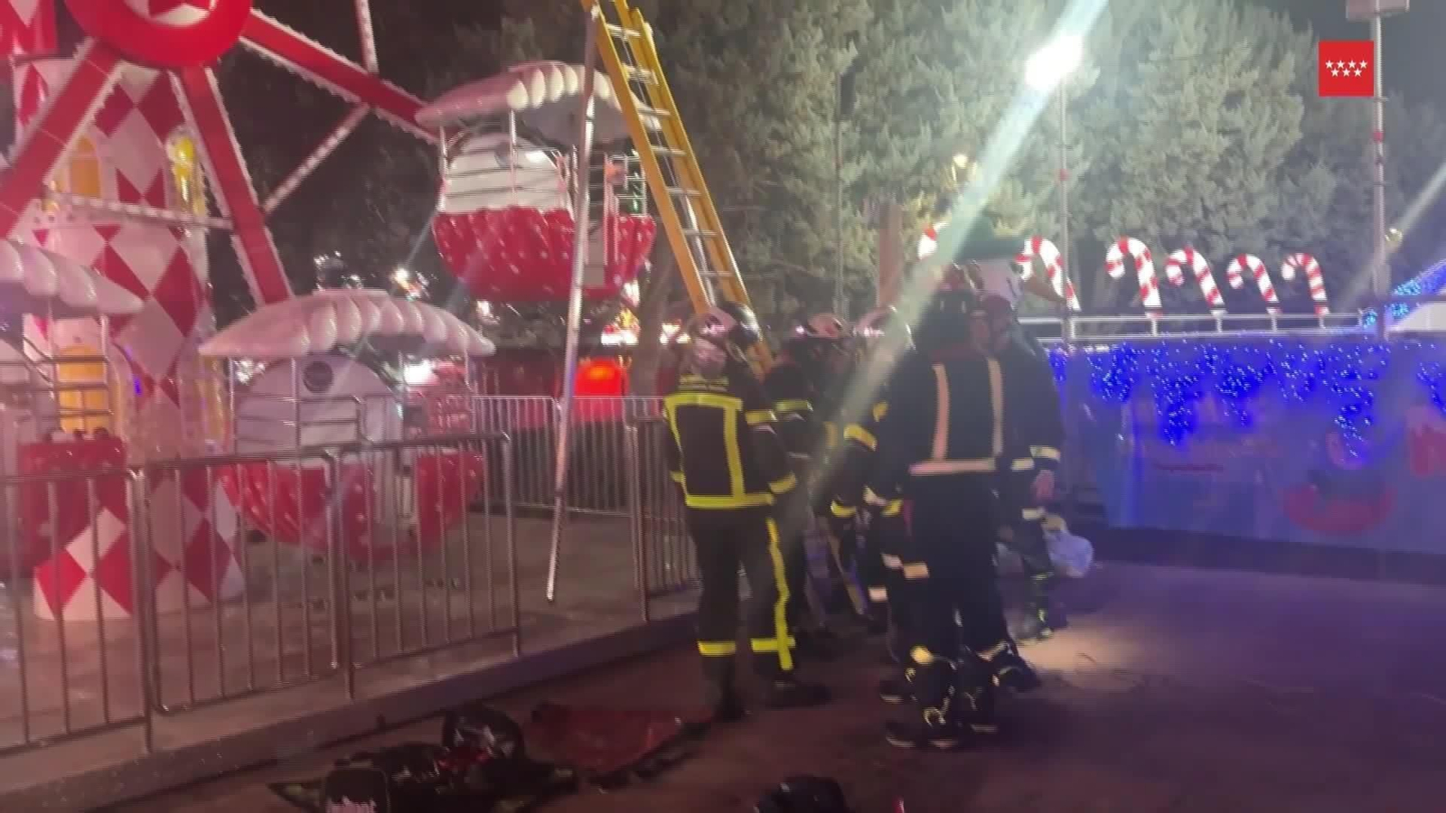 M018-IMAGENES BOMBEROS MADRID RESCATE NIÑOS NORIA FERIA
