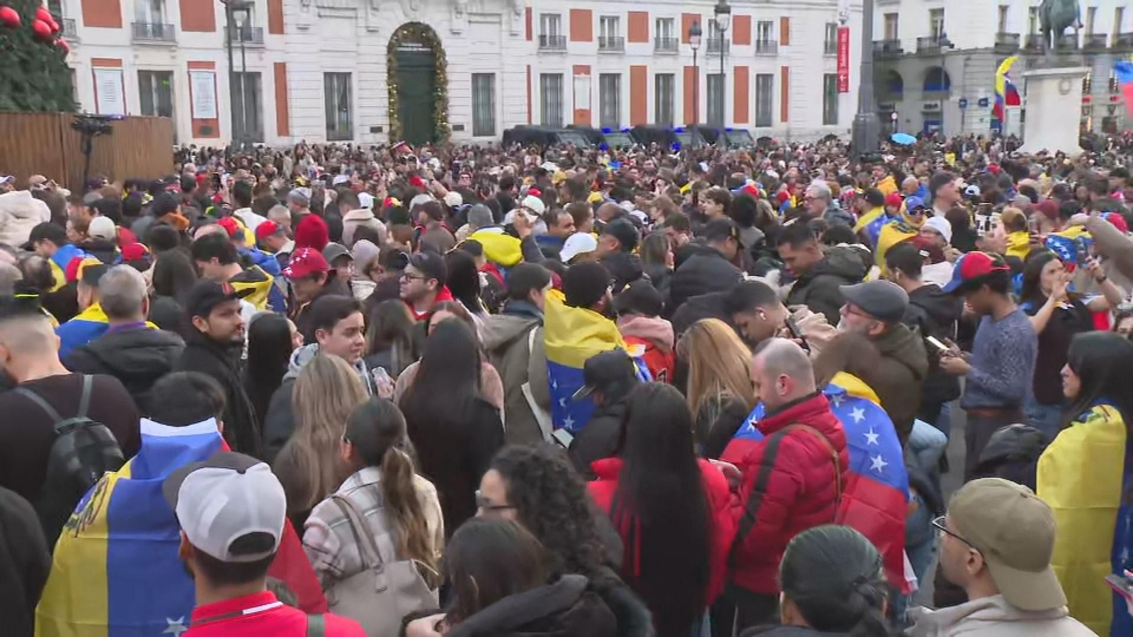 Ciudadanos venezolanos celebran el ataque de Estados Unidos sobre Venezuela