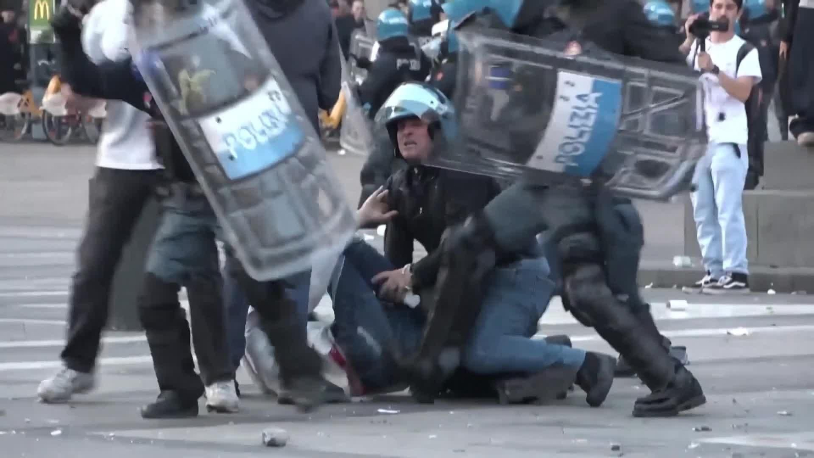 va italia milan cargas policiales