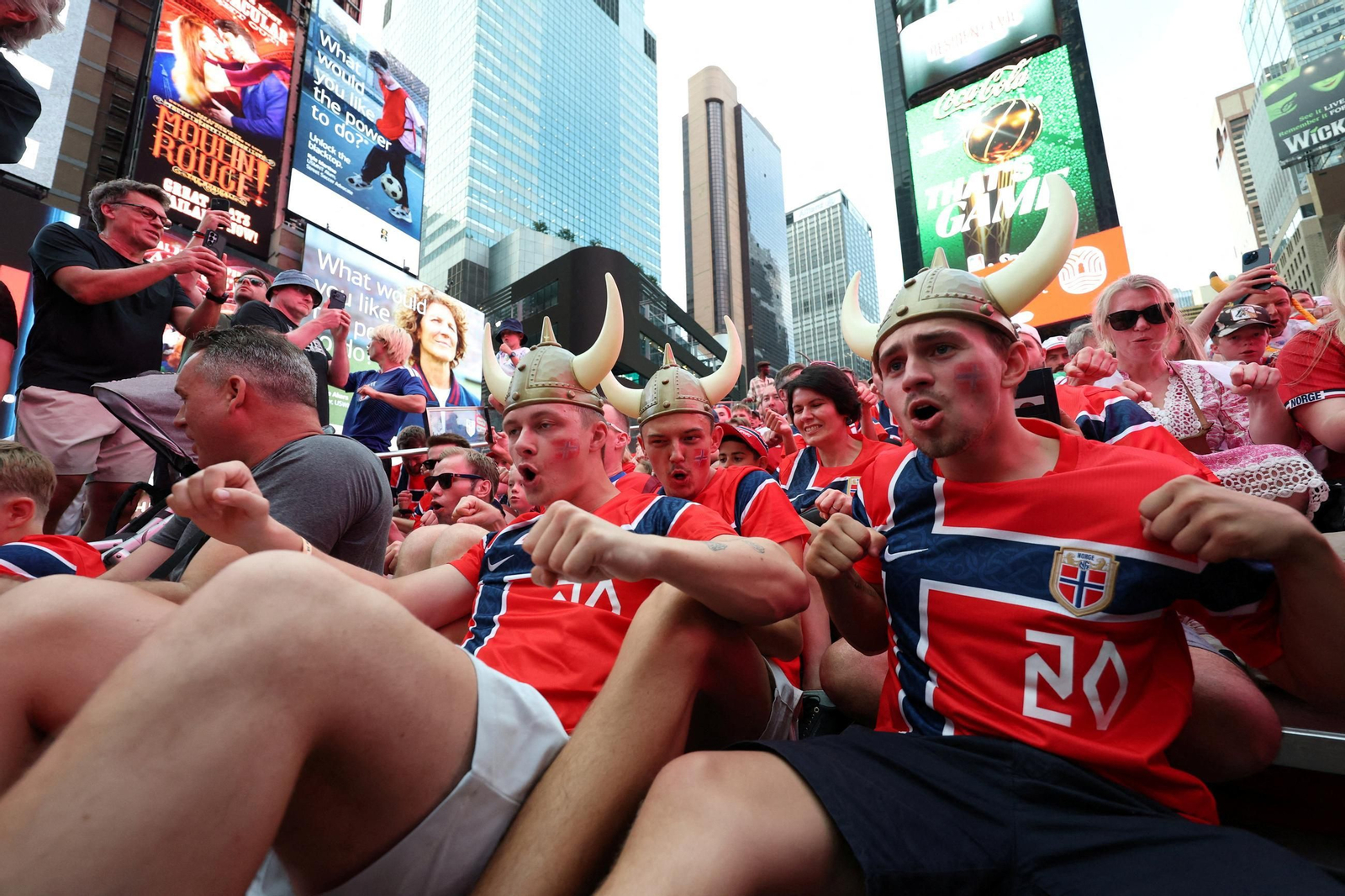Miles de aficionados noruegos conquistan Times Square con su popular "remo vikingo"