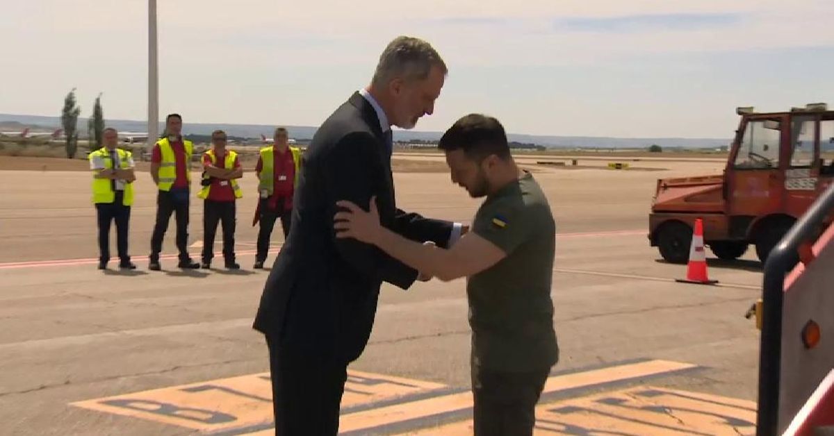 En un gesto inusual, Felipe VI recibe a Zelenski en el aeropuerto de Madrid