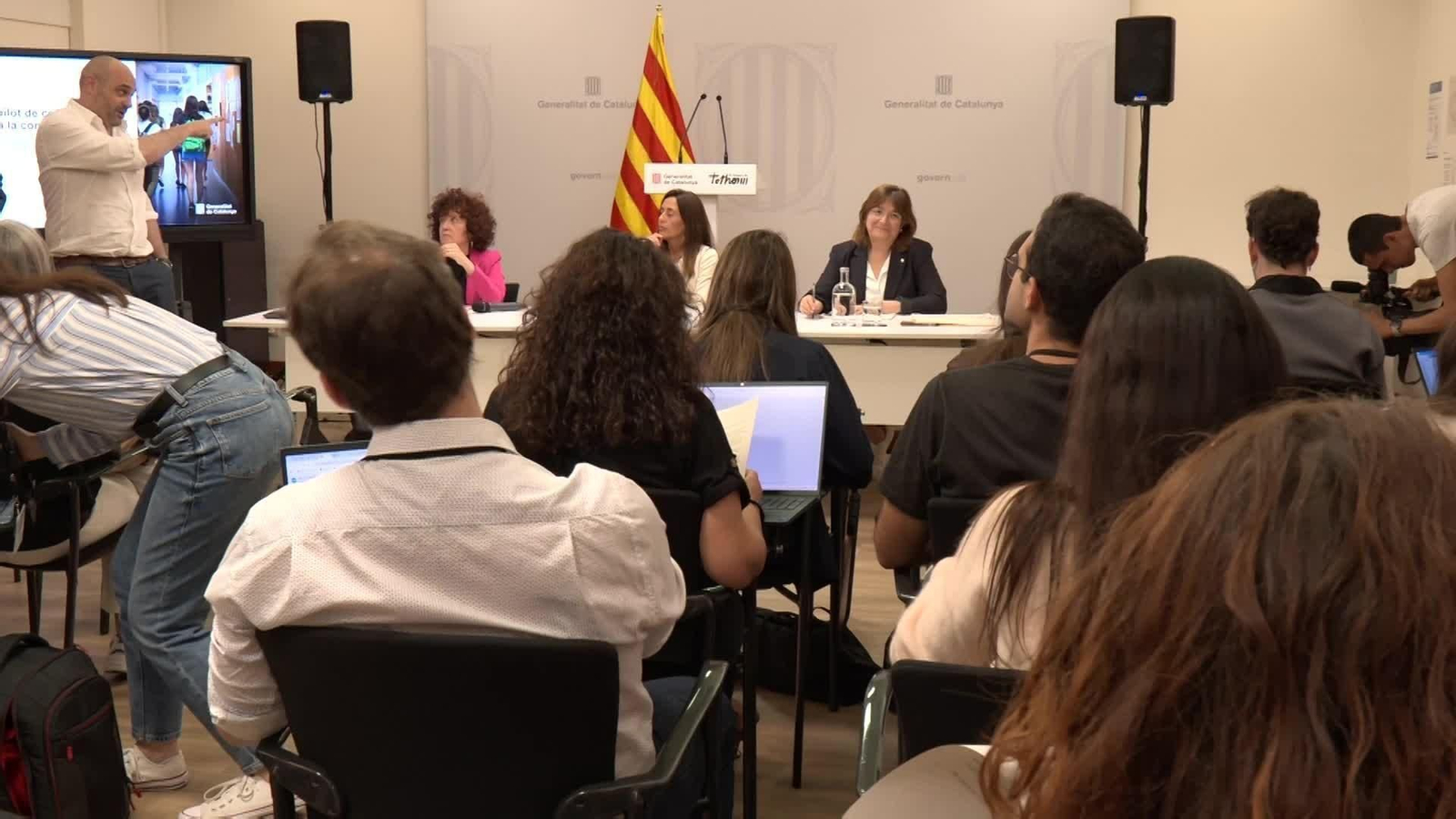 M072-BARCELONA CONSELLERA EDUCACION MOSSOS ESCUELAS