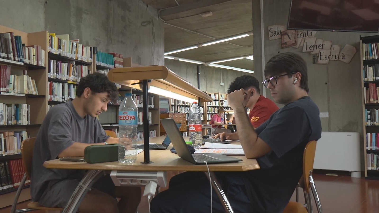 Estudiantes preparando la PAU