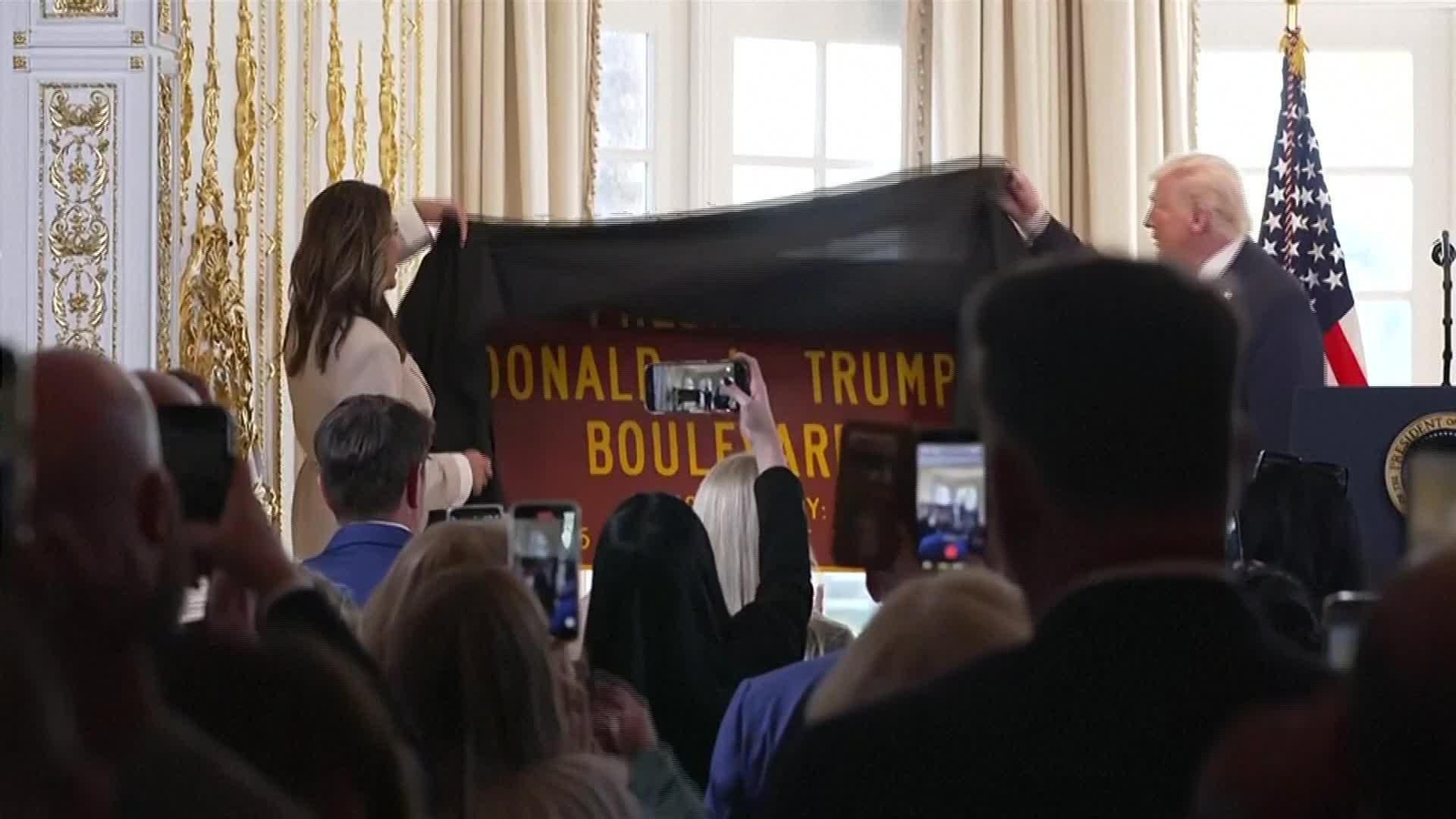 S006-EEUU NOMBRAN CARRETERA EN HONOR A TRUMP