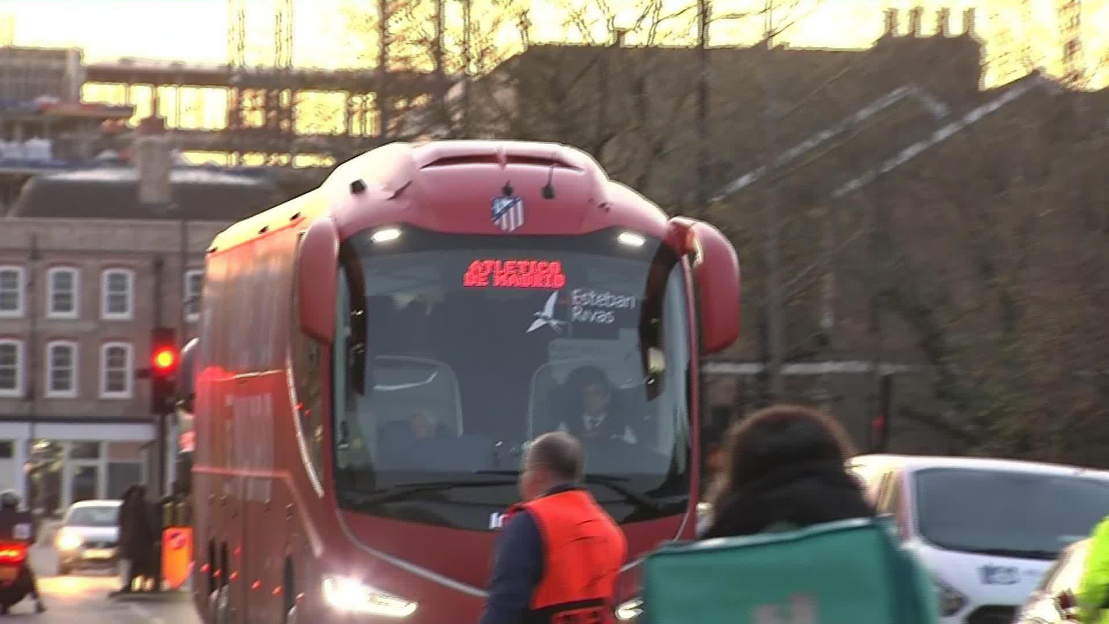 X090-LONDRES LLEGADAS AL TOTTENHAM STADIUM