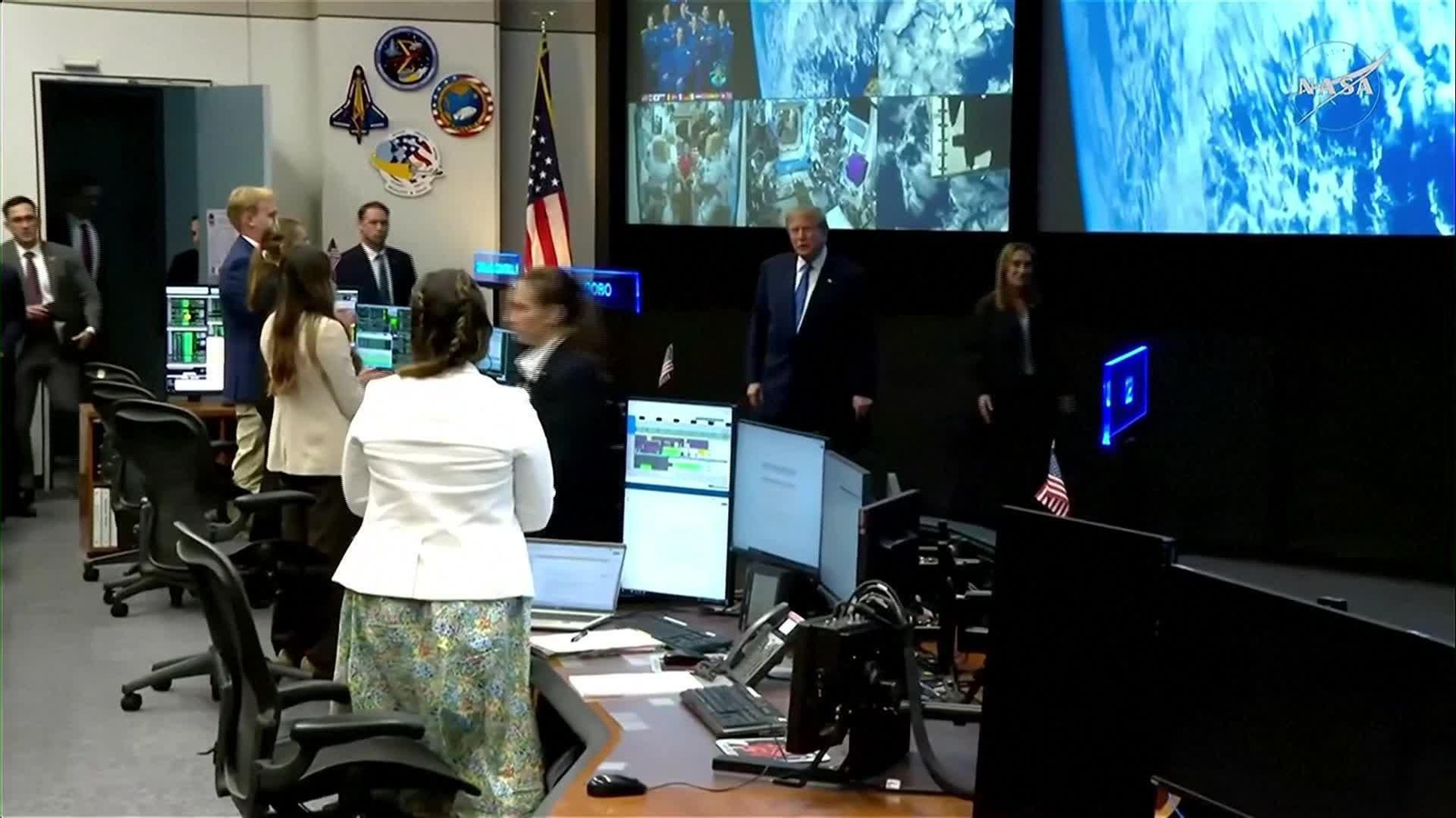 S006-EEUU TRUMP ASTRONAUTAS VISITA NASA