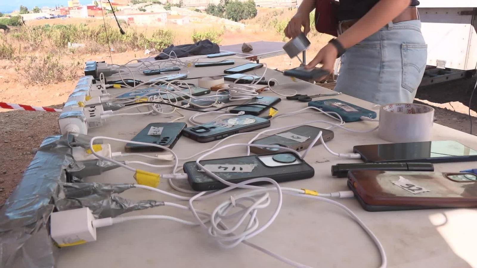 X085-CEUTA PUNTO DE CARGA PARA MOVILES DE MIGRANTES