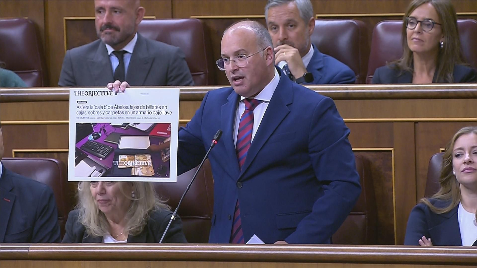 Fotos de un cumpleaños de Ábalos y de cajas con billetes en el despacho de Ábalos, en la sesión de control del Congreso