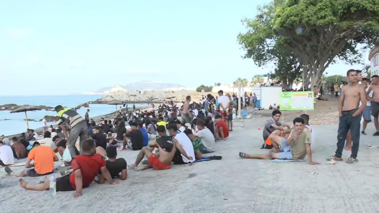 J077-CEUTA COLAPSO MIGRANTES TARDE