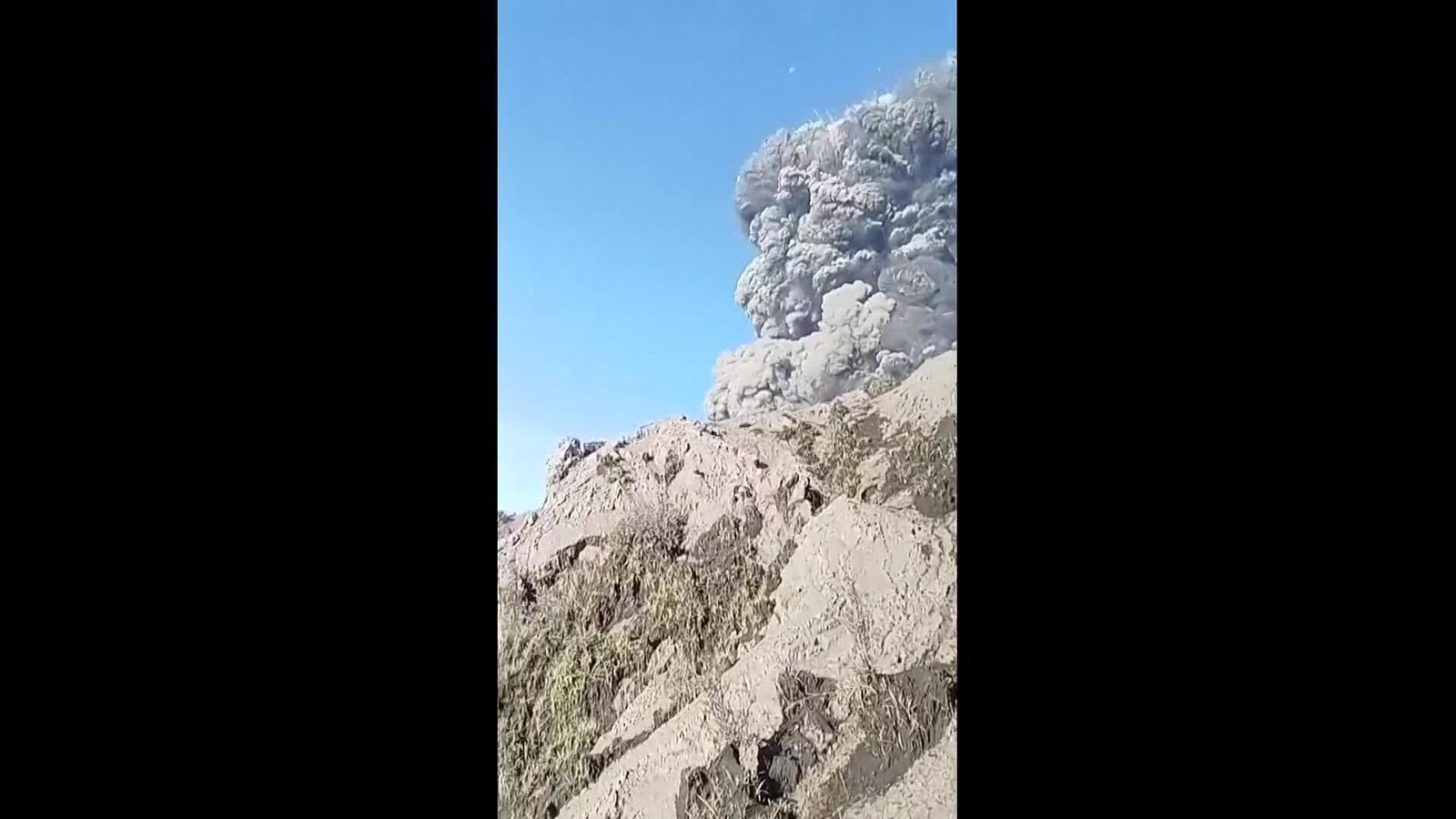 V061-INDONESIA VOLCAN EN ERUPCION