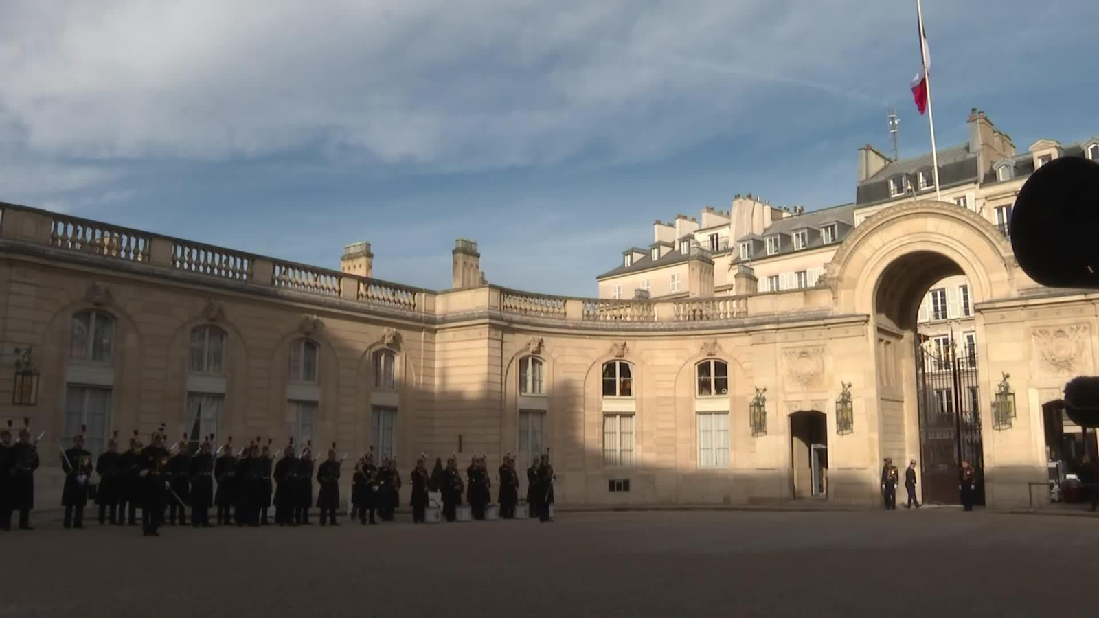 M015-PARIS REY CON MACRON