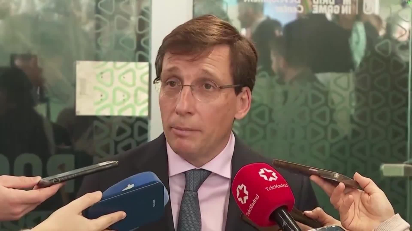 va total almeida sobre bandera arcoiris dia orgullo