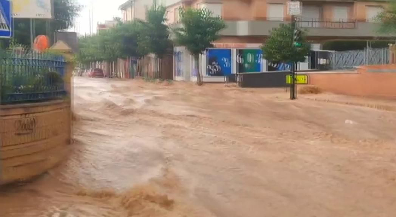 Una fuerte tormenta anega varios municipios en Murcia