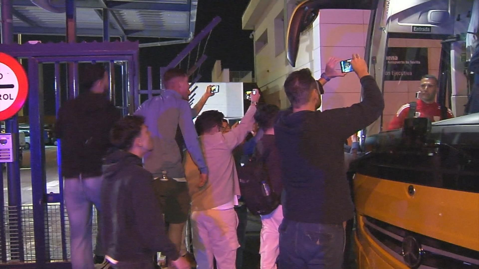 Insultos y amenazas a los jugadores del Sevilla tras la derrota con el Oviedo