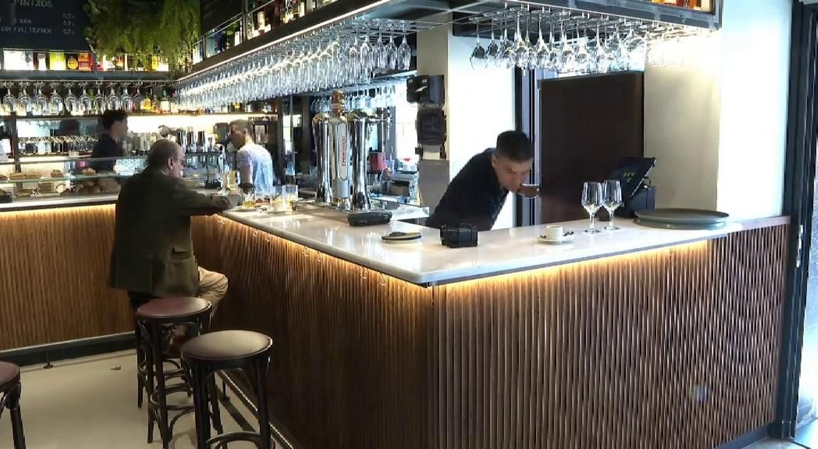 Los camareros tendrán que fichar en Guipúzcoa