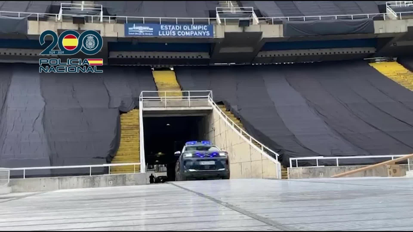 M030-BARCELONA PAPA POLICIA REVISA ESTADIO