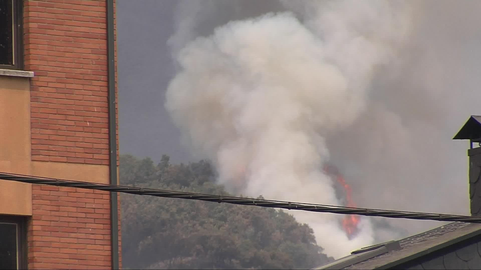 J068-LEÓN INCENDIO IGUENA TARDE