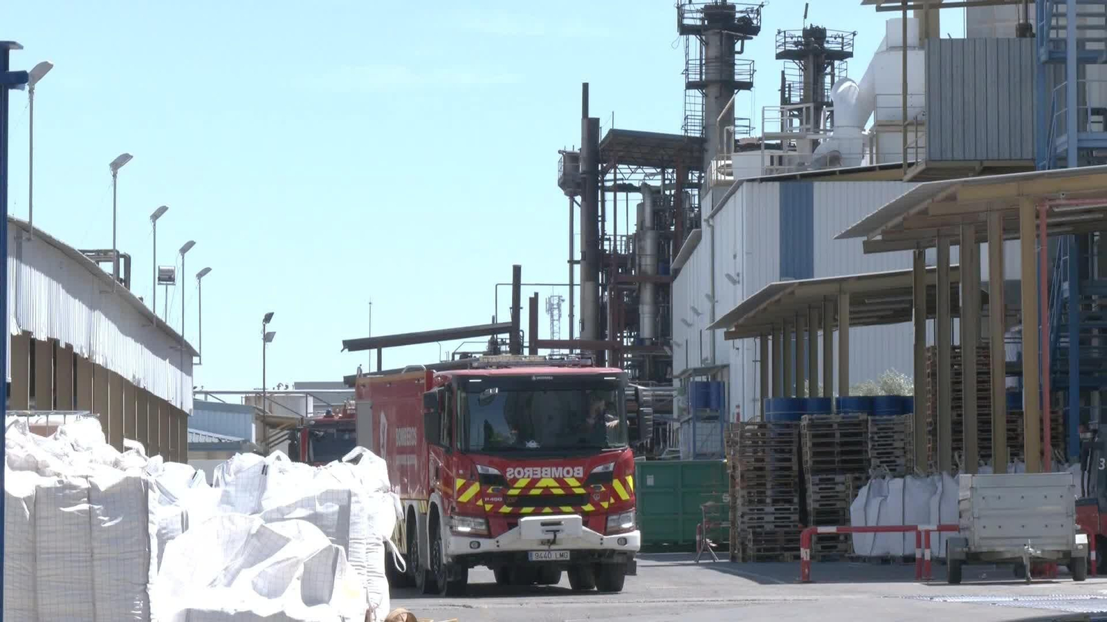 L049-ZARAGOZA INCENDIO PLANTA QUIMICA ZUERA TARDE