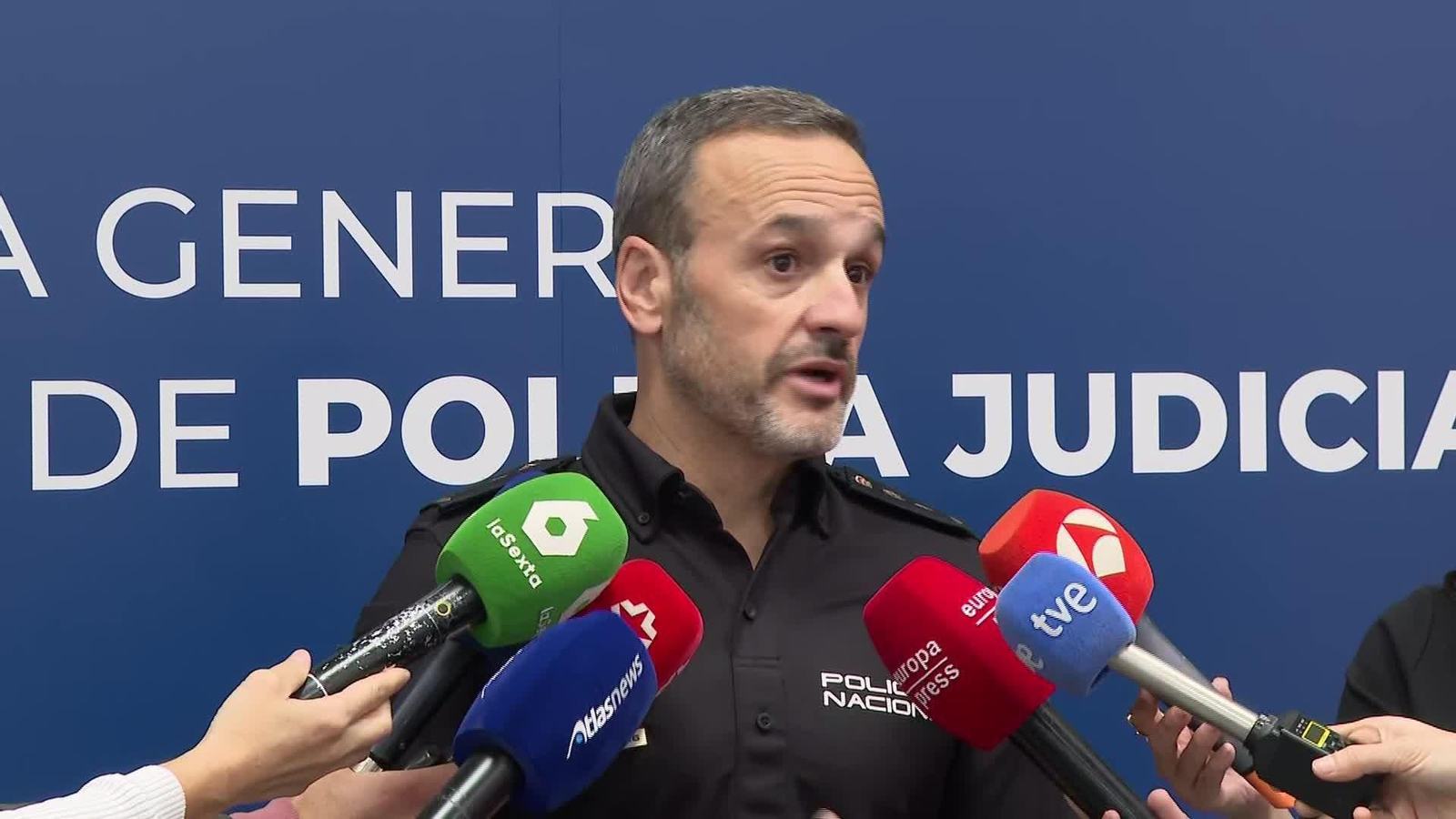 V025-MADRID POLICIA LIBERACION MUJER E HIJOS