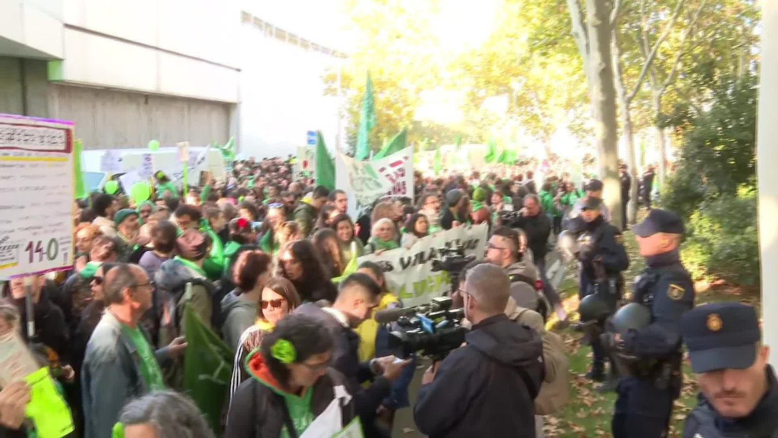 J029-MADRID AVANCE PROTESTA PROFESORES ASAMBLEA MADRID