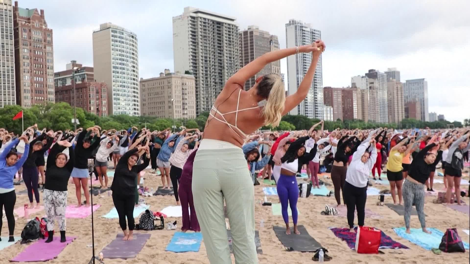 Un club de pilates gratuito reúne a miles de personas en la playa Oak Street de Chicago