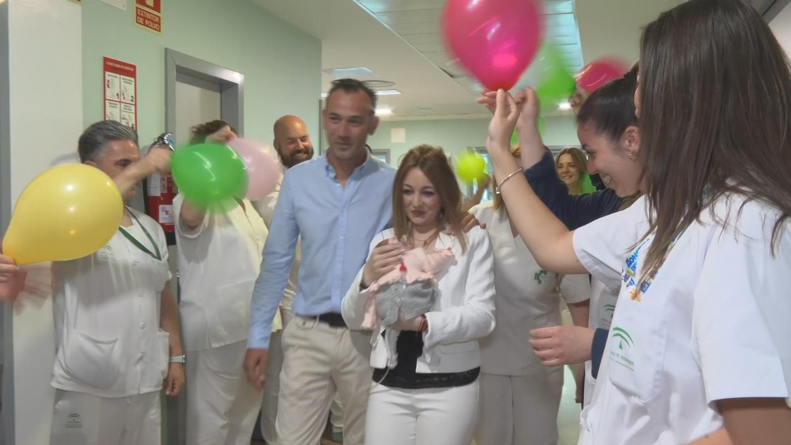 J032 GRANADA BEBE MILAGRO RECIBE ALTA frame 9357