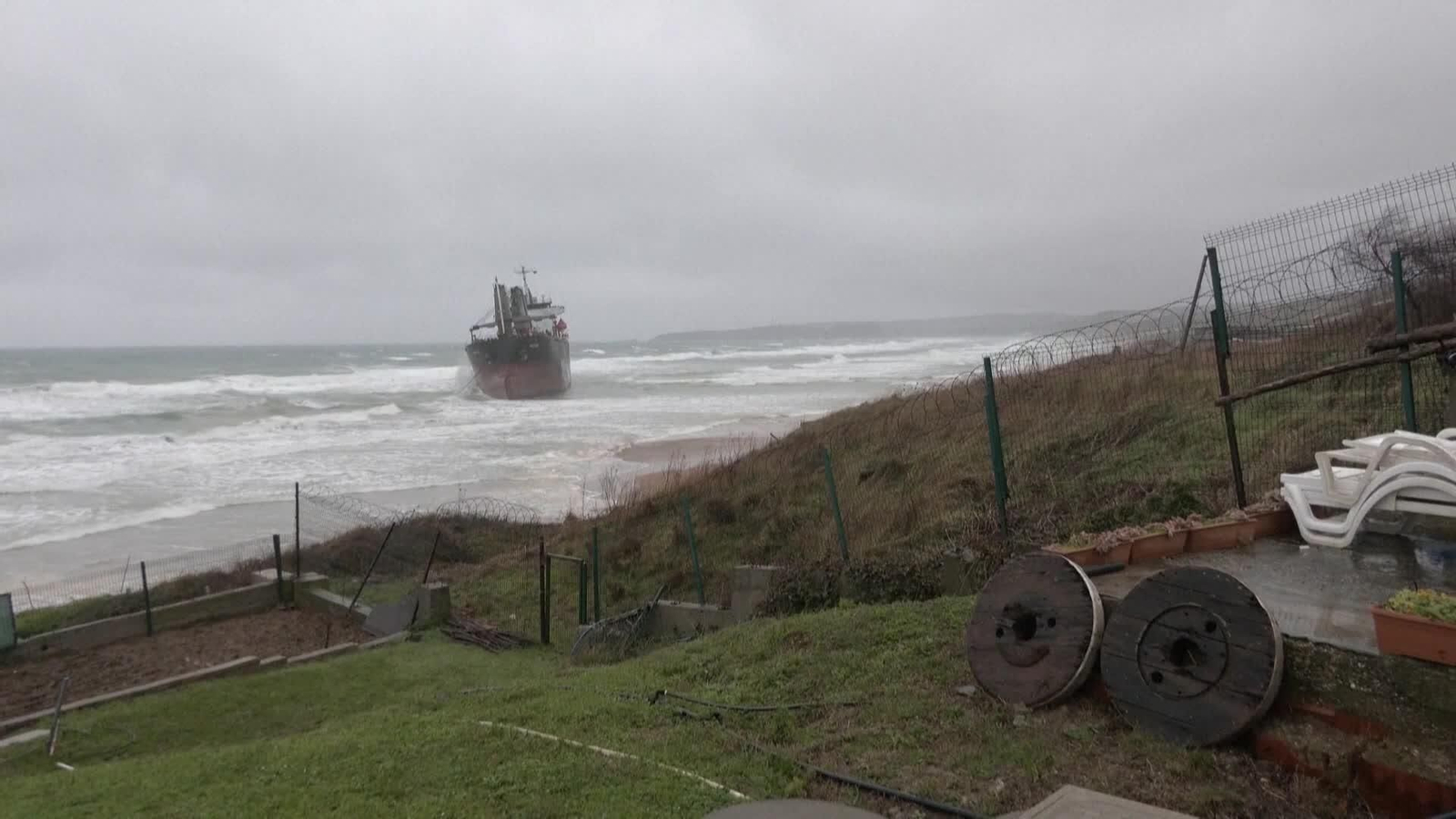 va buque turco encallado arena playa tras tormenta