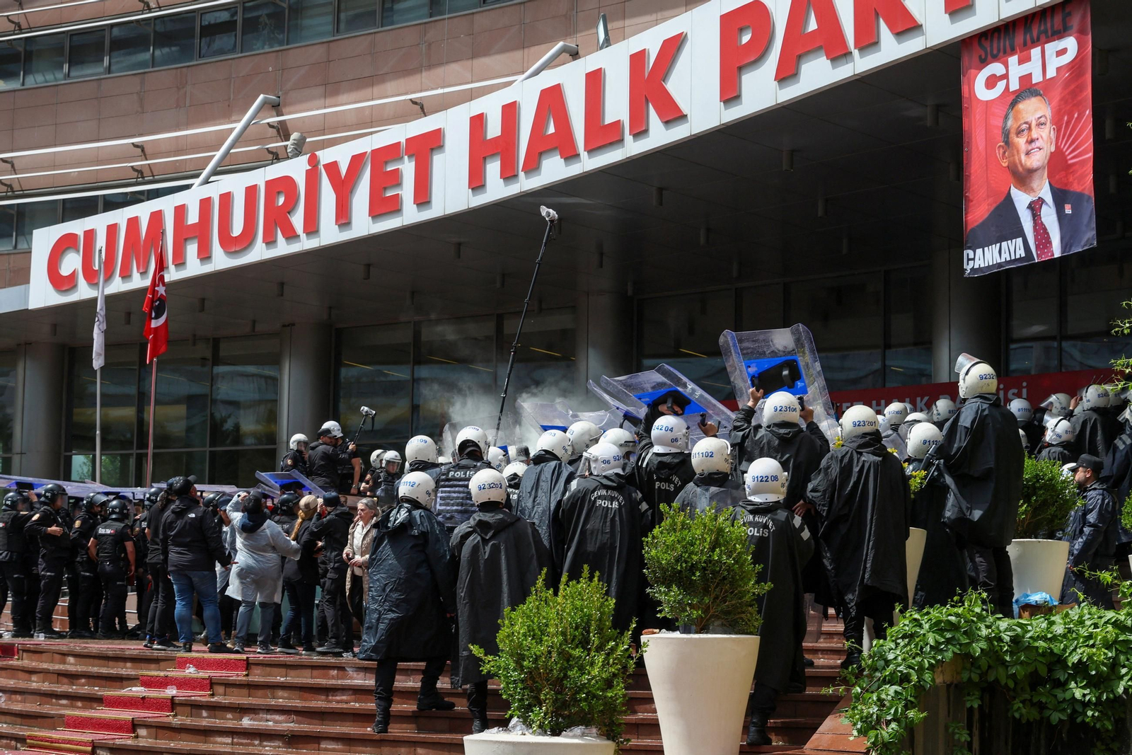 La policía toma por la fuerza la sede del principal partido de la oposición en Turquía