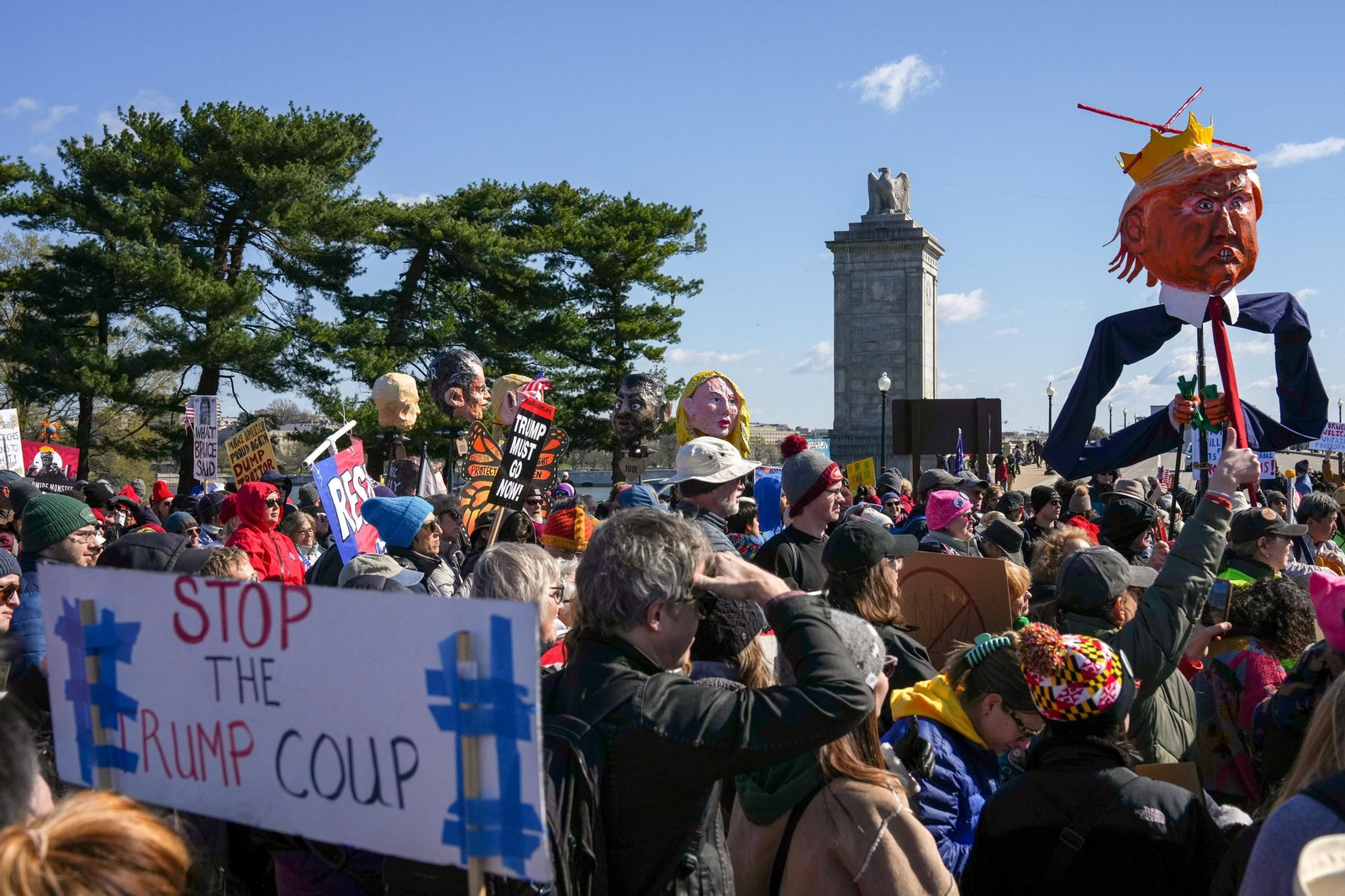 Miles de personas protestan contra el autoritarismo de Trump en todo EEUU