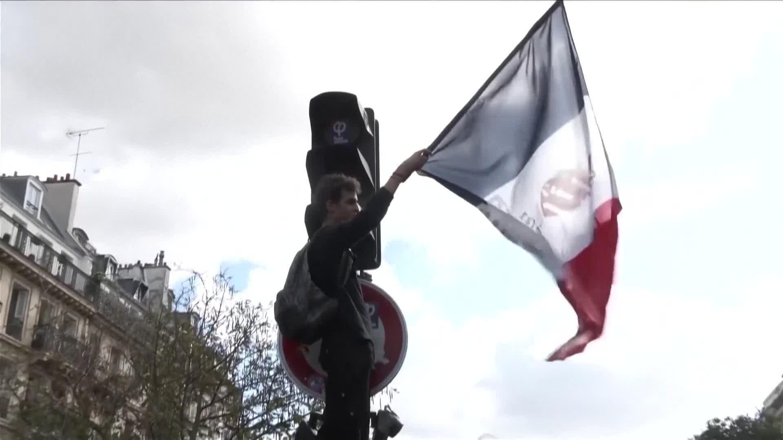 va continuan protestas paris