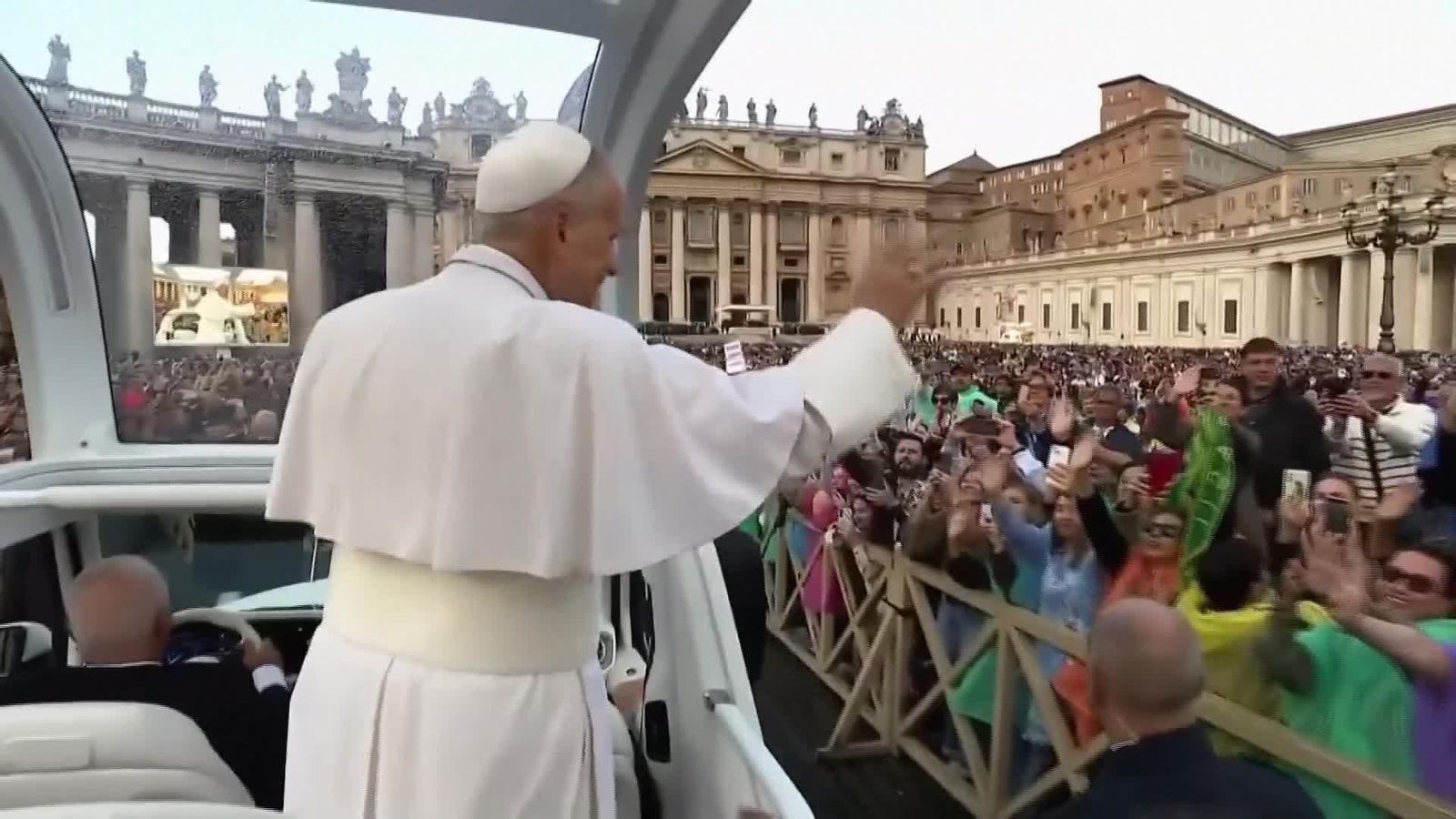 X073-VATICANO APARICION PAPA TRAS OPERACION