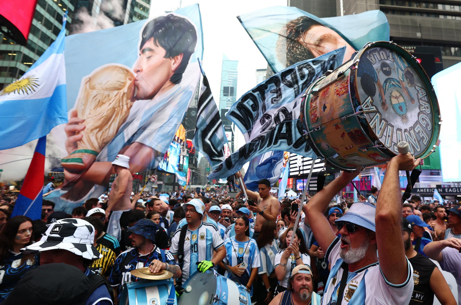 La afición argentina tiñe de albiceleste Times Square antes de la final del Mundial