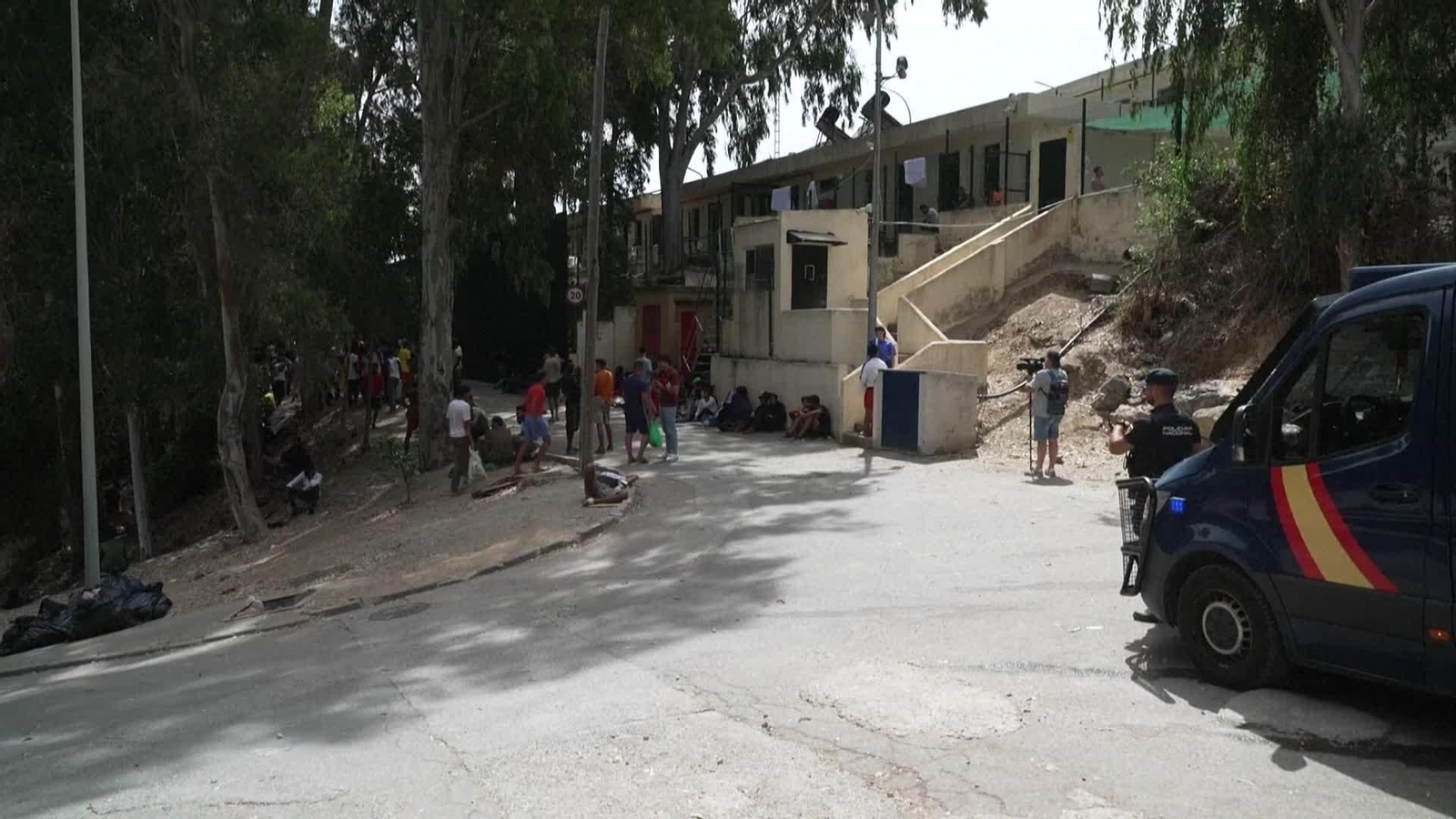 L049-ESPAÑA INMIGRANTES ESPERAN EN CEUTA DESPUES DE CRUZAR