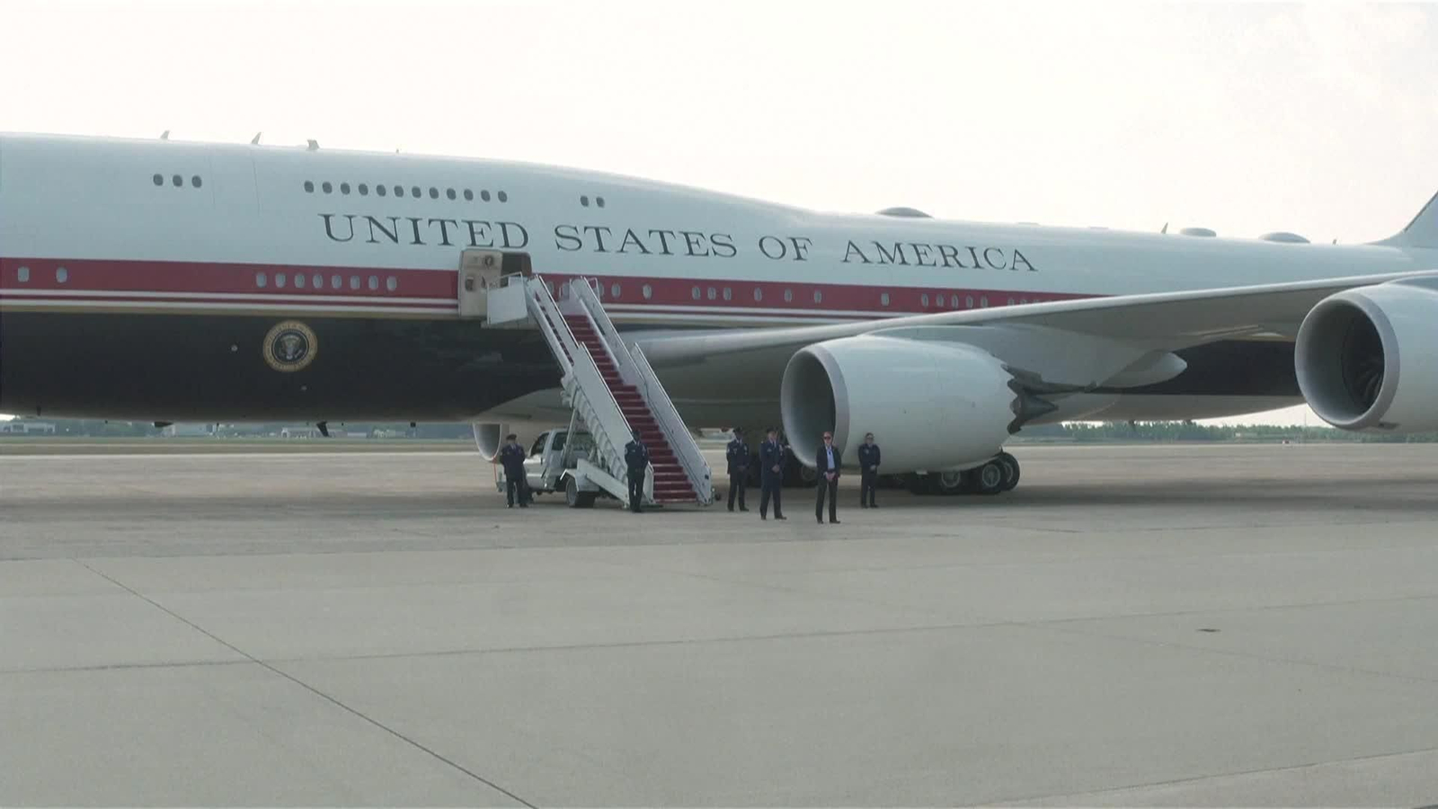 X053-EEUU TRUMP ESTRENA EL NUEVO AIR FORCE ONE