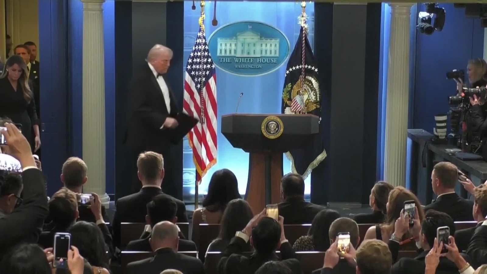 TRUMP: "CREÍ QUE SE HABÍAN CAÍDO UNAS BANDEJAS"