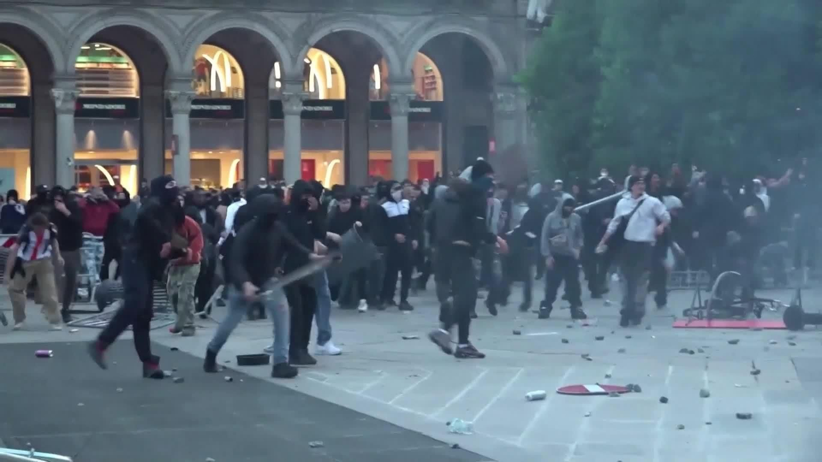 D005-ITALIA MILAN CARGAS POLICIALES PROTESTAS