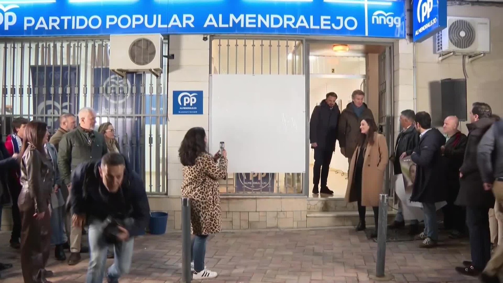 V010-BADAJOZ FEIJOO PEGADA CARTELES ALMENDRALEJO