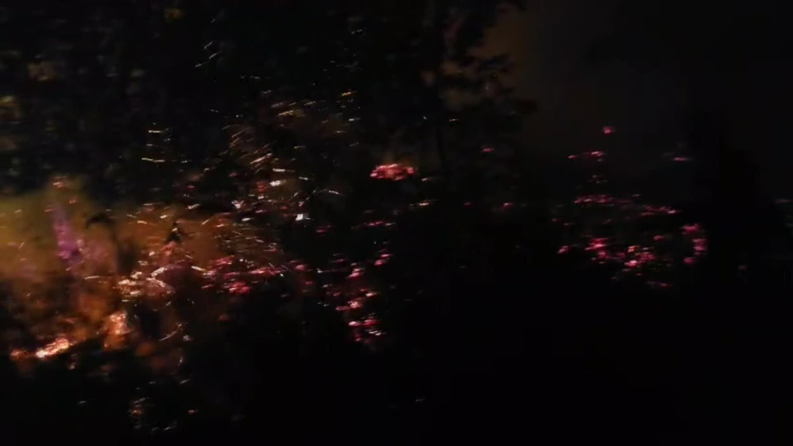 J015-IMAGENES UME INCENDIO CASTROPODAME LEON NOCHE
