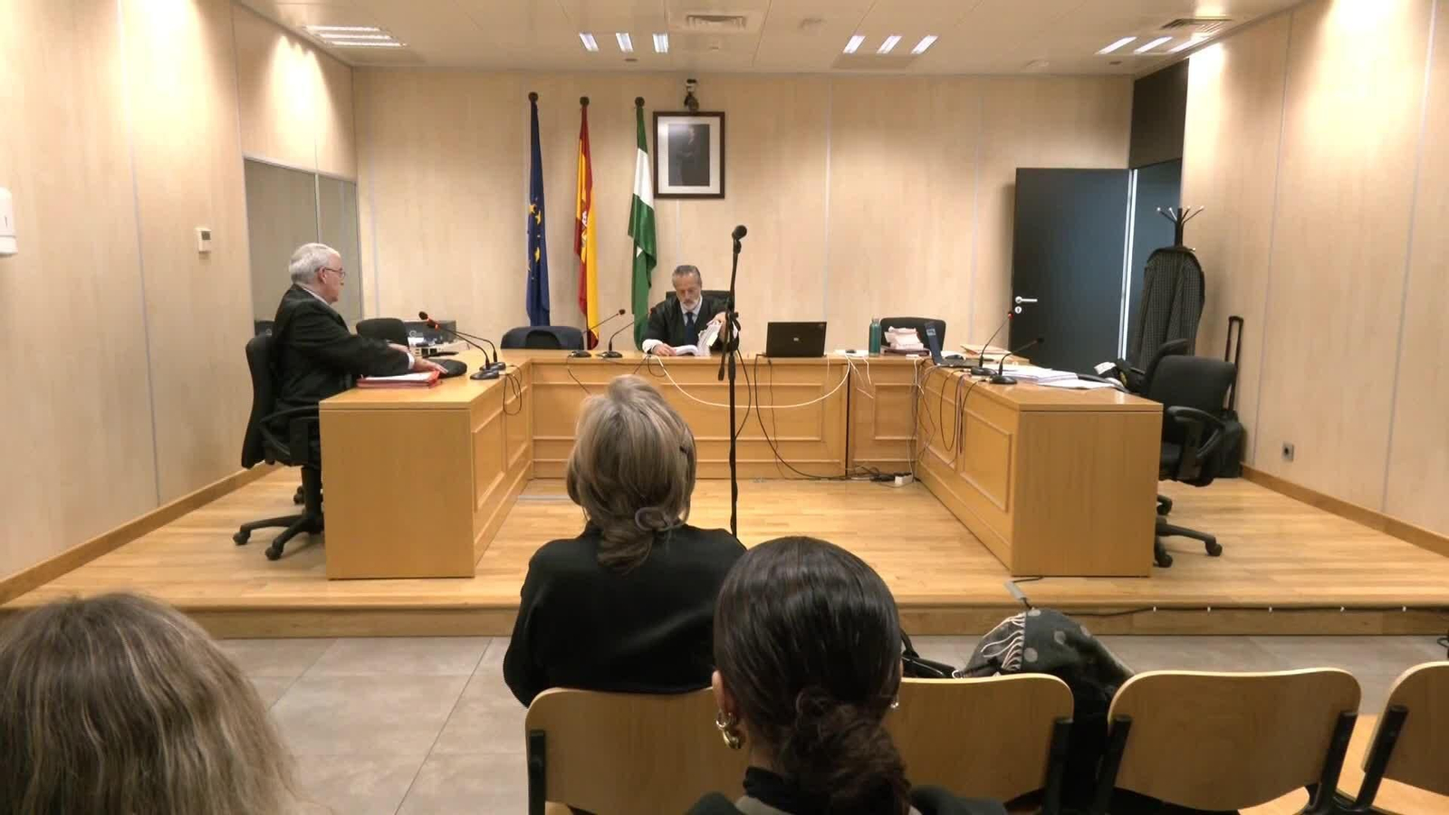 M058-SEVILLA JUICIO FUNCIONARIA VEJACIONES